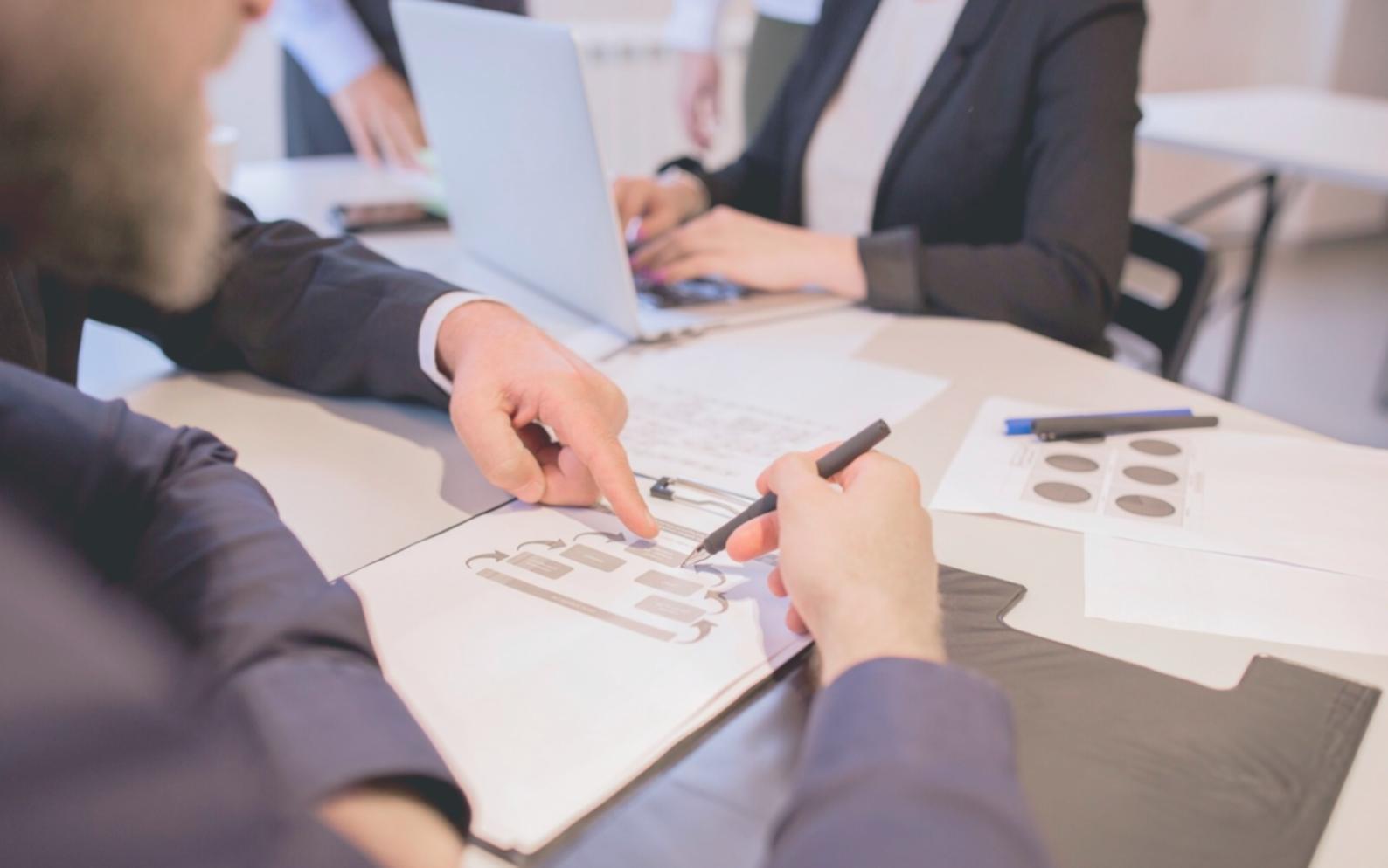Profesionales trabajando con análisis financiero avanzado